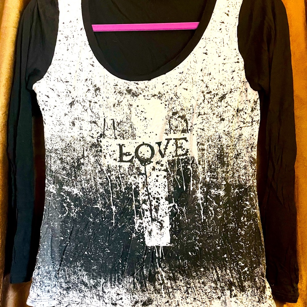 Long sleeve soft shirt. Very stretchy.